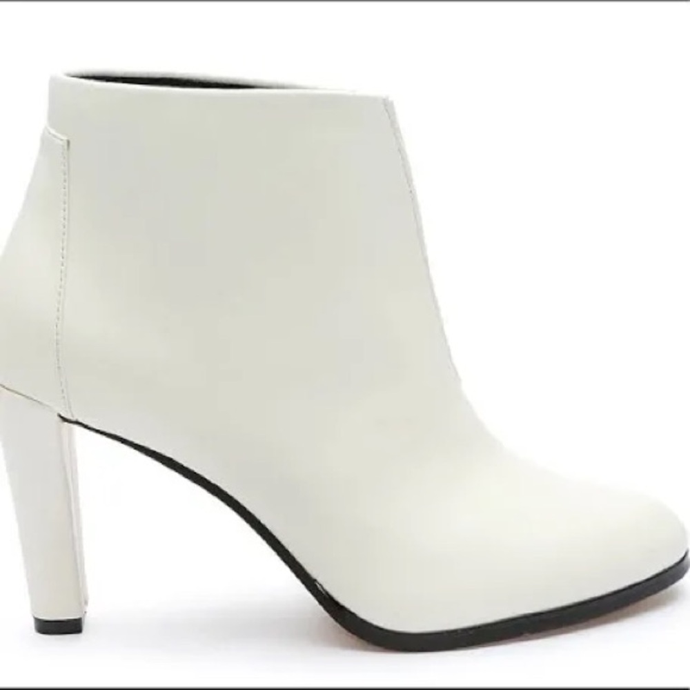 Tahari Meredith Star White Booties - Size 9.  New